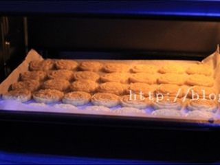 7、花形小桃酥,烤盘送入已经预热好的烤箱中层，170度，上下火18分钟。