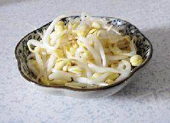 1、毛血旺火锅 ,把黄豆芽洗净备用