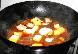 17、毛血旺火锅 ,再下入油豆腐和杏鲍菇