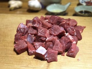 2、番茄胡萝卜炖牛腩，不要吃太撑哦,牛腩肉切块，可切大一点，因为肉肉在煮炖的过程中会缩小。切好的肉放冷水盆中浸泡，去除血水，约泡30min左右，中间可换1-2次水