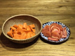 4、番茄胡萝卜炖牛腩，不要吃太撑哦,番茄在锅中煮一下去皮，然后切片；胡萝卜滚刀切块儿，放一边备用