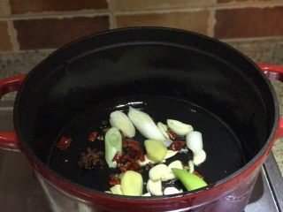 6、番茄胡萝卜炖牛腩，不要吃太撑哦,冷油入锅，加入葱、姜蒜、红干椒、八角及花椒爆香