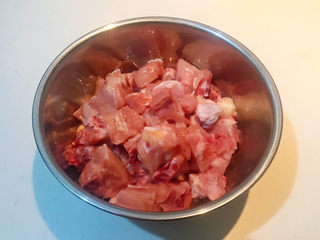 3、麻辣干锅鸡,切成小块