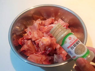 4、麻辣干锅鸡,加入白胡椒粉