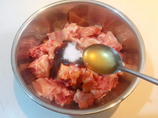 7、麻辣干锅鸡,加入料酒