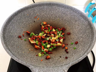 20、麻辣干锅鸡,加入花椒粒和干红辣椒,炒出香味