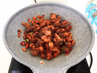 21、麻辣干锅鸡,加入炸好的鸡块