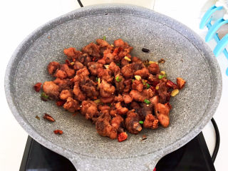 22、麻辣干锅鸡,翻炒均匀即可,麻辣干锅鸡做好了