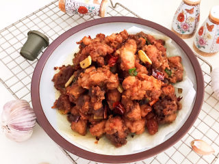 23、麻辣干锅鸡,麻辣干锅鸡麻辣鲜香,下酒下饭都可以,还可以当做追剧的小零食呢~