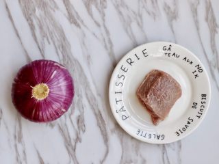 1、洋葱炒牛里脊,准备食材