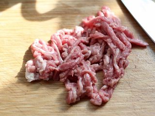 3、洋葱炒牛里脊,切丝