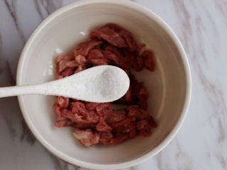 4、洋葱炒牛里脊,放入小半勺盐