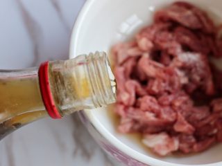 5、洋葱炒牛里脊,少许料酒