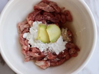 7、洋葱炒牛里脊,两片姜