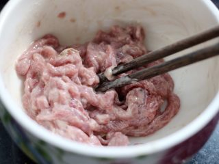 8、洋葱炒牛里脊,顺着一个方向搅拌上劲