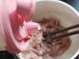 9、洋葱炒牛里脊,倒入少许色拉油，再搅拌上劲后腌制15分钟以上