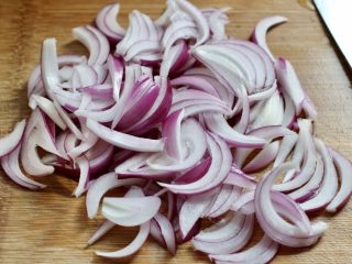 10、洋葱炒牛里脊,洋葱切丝