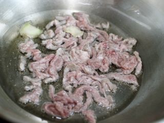 12、洋葱炒牛里脊,滑入牛肉丝，半熟后盛出