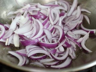 13、洋葱炒牛里脊,留原锅，倒入洋葱，翻炒片刻