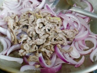 14、洋葱炒牛里脊,再放入半熟的牛肉丝翻炒