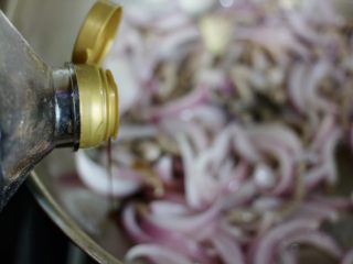 15、洋葱炒牛里脊,倒入生抽