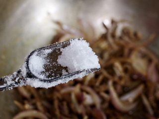 16、洋葱炒牛里脊,再加入半勺白糖调味