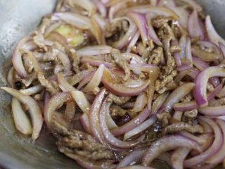 17、洋葱炒牛里脊,翻炒均匀牛肉丝全熟离火