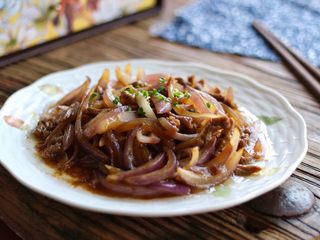 18、洋葱炒牛里脊,撒点葱即可