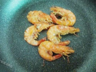 10、麻辣香锅,大虾清洗干净去掉虾线,用少许盐和胡椒粉腌制5-10分钟,蘸少许干淀粉,炸至金黄捞出沥油,用厨房纸吸掉多余的油