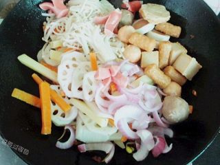 19、麻辣香锅,放入所有的料一起翻炒1分钟