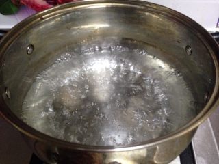 2、苹果玫瑰花,水烧开，加入适量糖跟柠檬汁