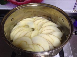 3、苹果玫瑰花,把苹果片放进去，关火盖上盖子焖一会儿