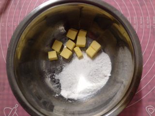 5、苹果玫瑰花,黄油室温软化加入糖粉