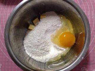 6、苹果玫瑰花,加鸡蛋和低粉混合在一起