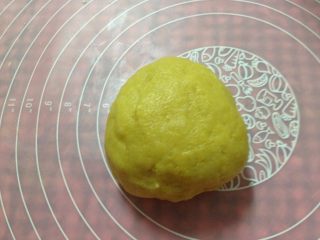 7、苹果玫瑰花,用手搓成面团后，将面团分成5等分