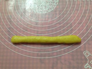 8、苹果玫瑰花,然后搓成长条