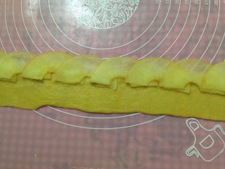 9、苹果玫瑰花,压平擀开，摆上7-8片苹果片（尽量摆在面皮中间，苹果片要层层叠叠）