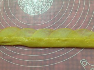 10、苹果玫瑰花,把下边向上折，包住苹果片