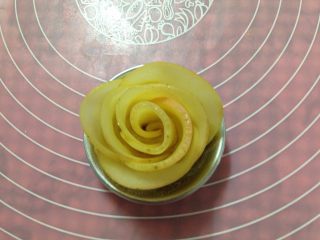 11、苹果玫瑰花,将面团 从一头向另一头卷起来，卷成玫瑰花，放入模具里
