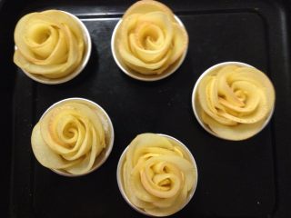 12、苹果玫瑰花,依次做完，放入烤盘