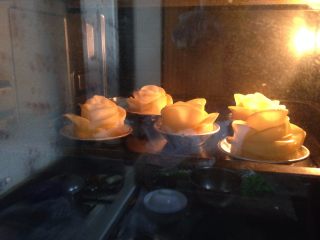 13、苹果玫瑰花,放进提前预热好的烤箱，下火200度，上火180度，中层烤25分钟左右至花瓣稍微变干