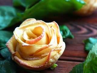 14、苹果玫瑰花,最后再撒上糖粉就可以啦