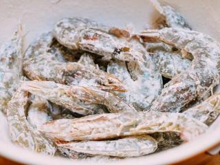 4、椒盐虾,虾洗净，用纸巾轻轻拍干。用玉米淀粉把它们全身裹起来。