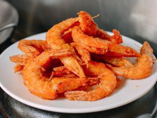 6、椒盐虾,虾捞起来放盘子里，撒上盐和胡椒粉来调味。