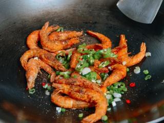 8、椒盐虾,从锅中去除多余的油，只剩下一勺油左右把辣椒放到锅里。关火，把蒜放回锅里，一起炒一分钟。把虾放入锅中，轻轻翻炒10秒钟，把其余调料加入。