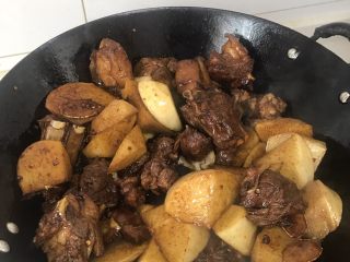 8、红烧羊排炖萝卜小火锅,加入萝卜翻炒片刻