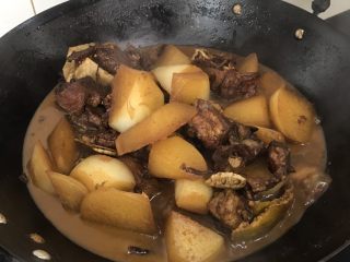 12、红烧羊排炖萝卜小火锅,待汤汁还剩一点点时将羊排盛入酒精煲里