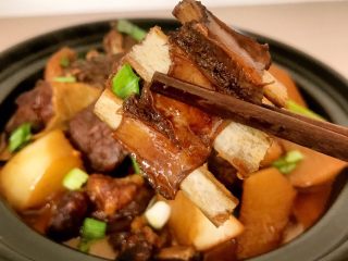 15、红烧羊排炖萝卜小火锅,羊排虽火辣辣的，烫得入不了口似的，一块接一块，吃了还想吃，这个冬天，必不可少的一单餐桌美食大餐