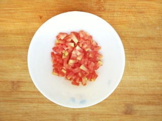 2、鸡蛋火腿米饭杯~,胡萝卜去皮，切成小丁备用，