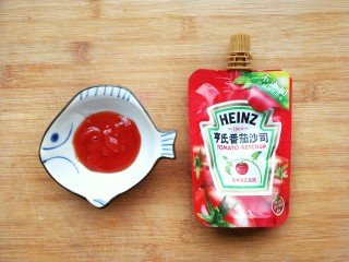 12、鸡蛋火腿米饭杯~,烤至的过程中，把番茄酱倒入小碟子里，